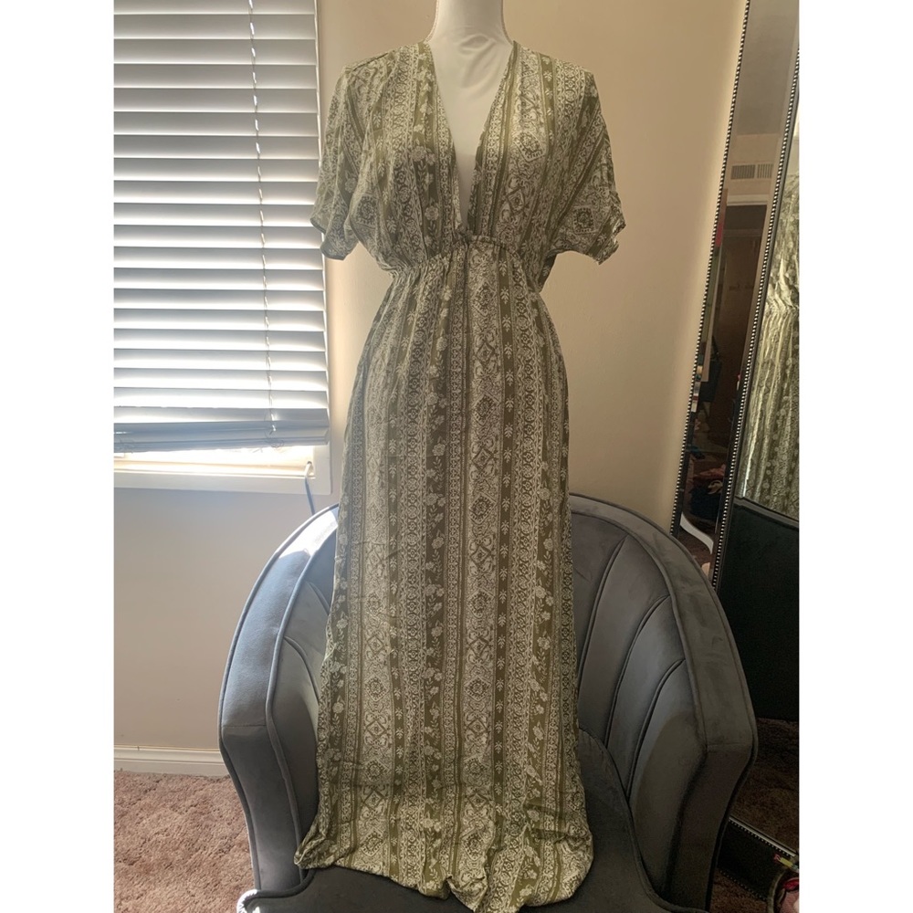 Super Cute Low Neckline Maxi Dress Medium
